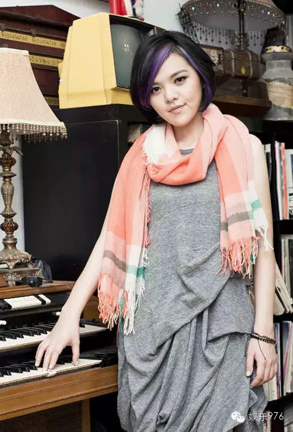 劉思涵，2011年9月發(fā)行首支個人單曲《走在冷風(fēng)中》。種子音樂簽約藝人。