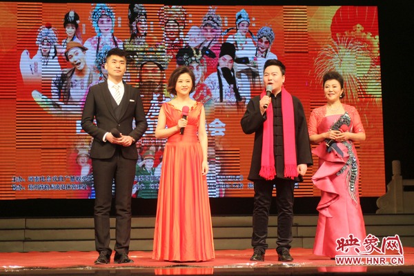 戲迷春晚主持人月陽（右二）、李亞楠（右一）、王巖（左二）、王曉凡（左一）