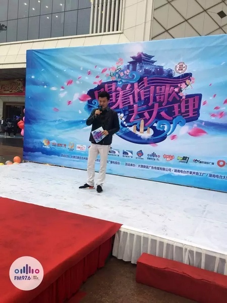 路飛冒雨主持，心中火熱的根本不需要雨傘啦！