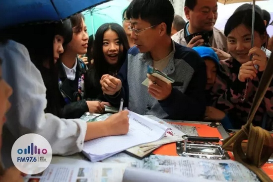 現(xiàn)場觀眾被臺(tái)上的浪漫氣氛感染，紛紛報(bào)名參加現(xiàn)場表白。