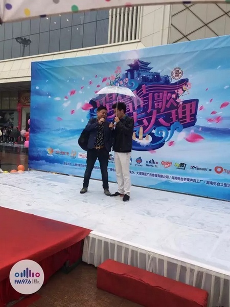 這位男士向遠(yuǎn)在家鄉(xiāng)的妻子隔空表白，勇氣真是大大的，您對妻子的愛，已經(jīng)超越萬水千山。