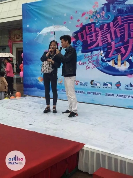 這是一位在校大學(xué)校，暗暗的喜歡純純的愛。