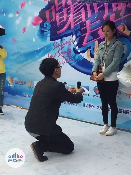 蘇世龍手捧戒指，單膝跪地向夢夢求婚，夢夢激動(dòng)的說不出話來，點(diǎn)頭答應(yīng)~