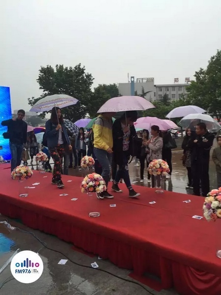 　　好友從屏幕后面走出來，他們特意從陜西、平頂山趕來為兩人送出祝福。