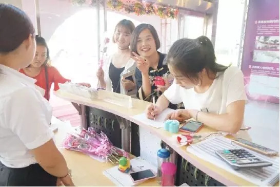 到場嘉賓均獲得巧克力一盒，女士另外還獲得獲得玫瑰花一支。