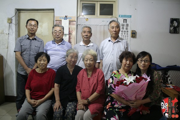 戲曲廣播記者和采訪(fǎng)對(duì)象合影留念