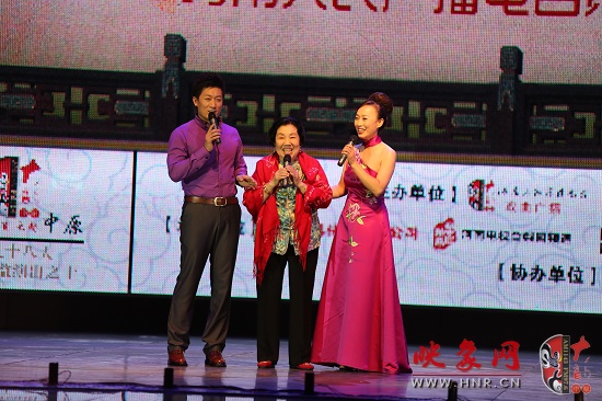 著名越調(diào)表演藝術(shù)家、越調(diào)皇后毛愛(ài)蓮（中）