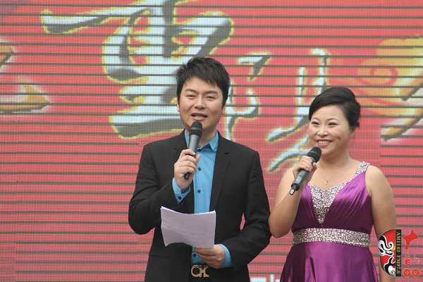 活動由著名戲曲節(jié)目主持人，河南電臺戲曲廣播當(dāng)家小生月陽（左）戲曲廣播《票友排行榜》主持人丁蘭（右）主