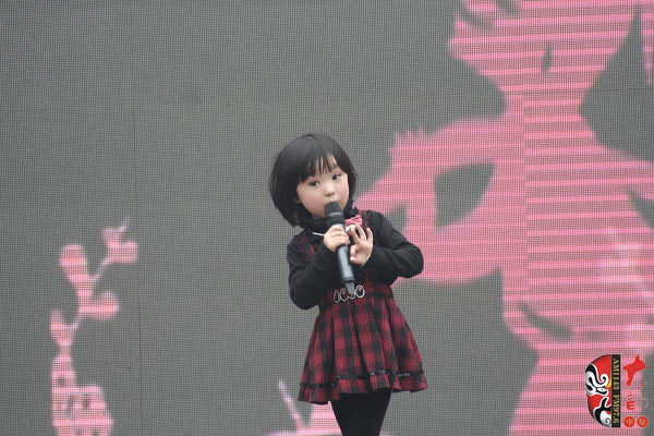 河南電視臺《梨園春》明星小擂主、河南軒逸少兒藝術(shù)培訓(xùn)中心張楚怡演唱豫劇《抬花轎》選段“從今后不當(dāng)那老