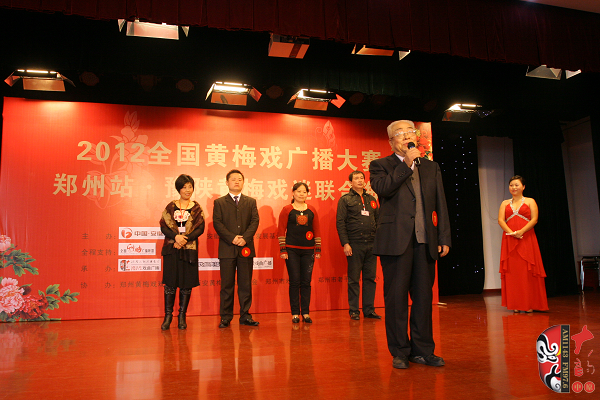 選手五人一組上臺表演，臺上為第一組選手