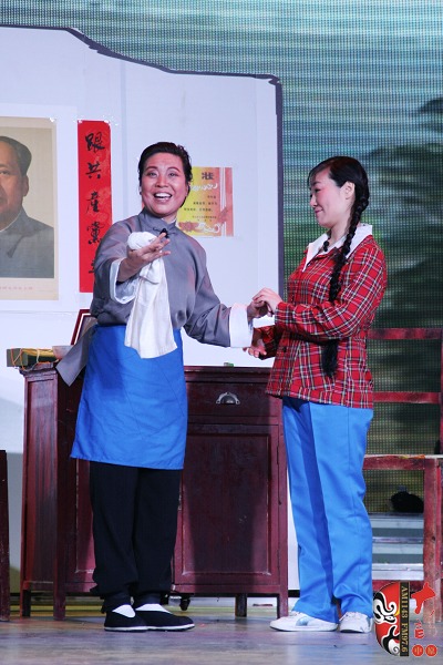 第三場，河南電臺戲曲廣播總監(jiān)木子（左）飾栓保娘，《梨園星秀場》《有你就有戲》主持人媛媛（右）飾銀環(huán)