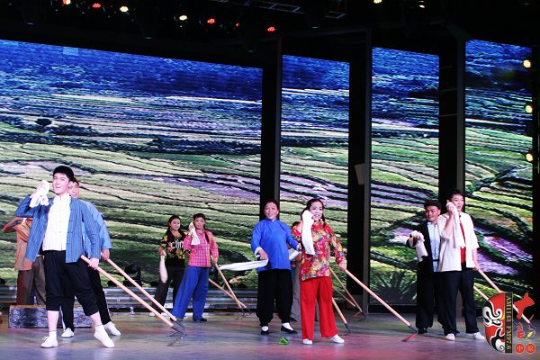 群眾勞動場面，劇中演員包含票友、專業(yè)演員、戲迷