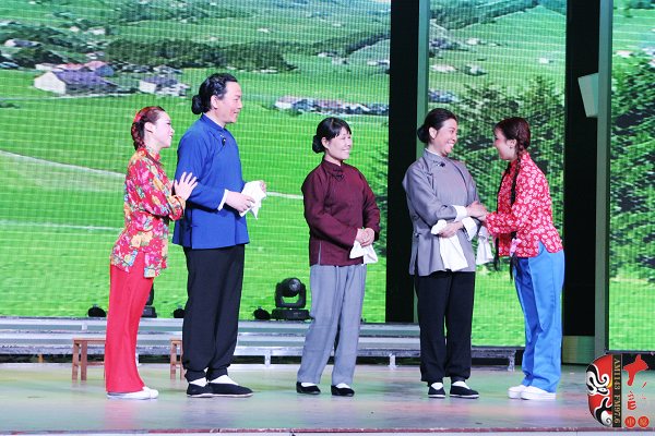 著名戲曲節(jié)目主持人、河南電臺戲曲廣播當(dāng)家小生月陽（左二）反串飾演二大娘