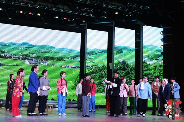 眾鄉(xiāng)親場面——包含河南電臺戲曲廣播主持人，專業(yè)戲曲演員、戲曲票友，河南電臺戲曲廣播聽眾