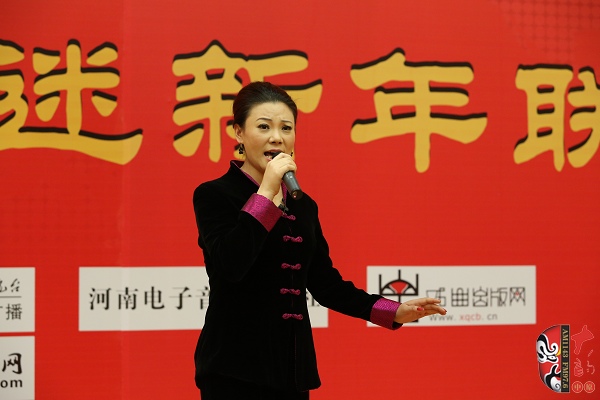 戲曲廣播主持人王唯、曉琴、丁蘭、李鋮及鄭州市曲劇團優(yōu)秀演員張娜共同表演的小品《賣鞋》