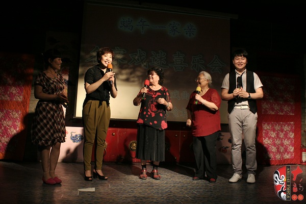 戲曲廣播總監(jiān)木子、豫劇表演藝術(shù)家楊華瑞、高潔、戲曲廣播當(dāng)家小生月陽(yáng)、票友張華合作表演《朝陽(yáng)溝》選段