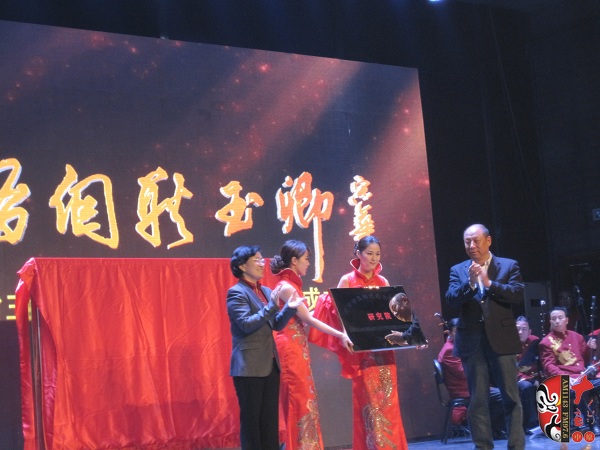 省委組織部副部長、人力資源和社會(huì)保障廳廳長楊盛道，省文化廳廳長楊麗萍為玉卿戲曲音樂藝術(shù)研究院揭牌