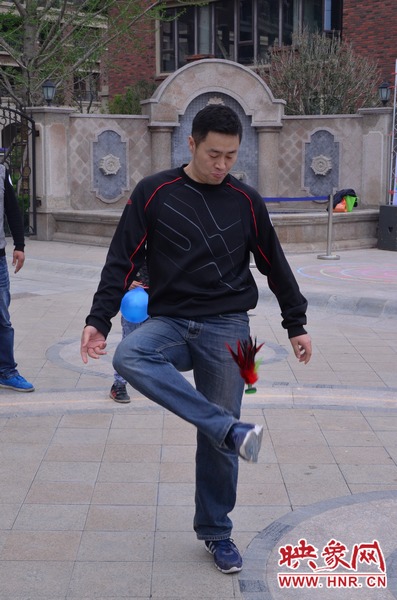 說是比賽，其實(shí)就是活力的釋放，就是開心的海洋，丟沙包、踢毽子、三人四足、滾鐵環(huán)等項(xiàng)目