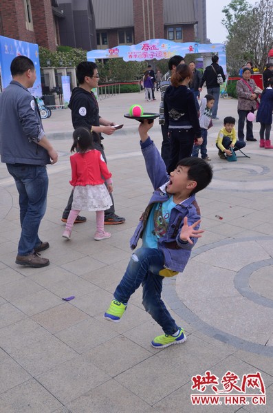 小弟弟，你玩?zhèn)€托球不用這么夸張吧，哈哈！