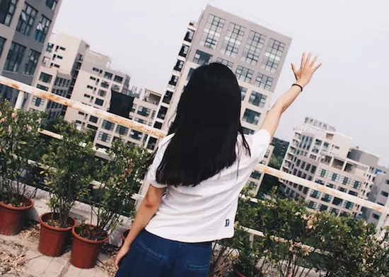 你問(wèn)我要去向何方，我指向天空的方向。
