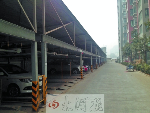 中原區(qū)新禧園小區(qū)，靠著圍墻的空地，建成兩層立體車(chē)庫(kù)。