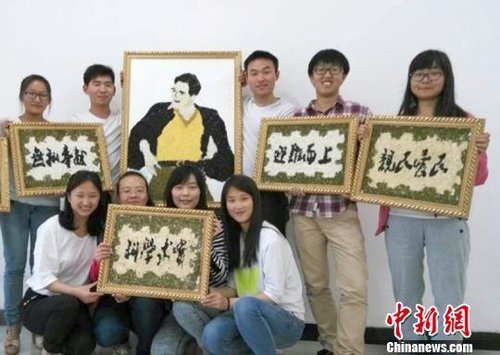 大學(xué)生們?yōu)榧o(jì)念焦裕祿，用黑豆、綠豆、大米等糧食在硬紙板上創(chuàng)作的糧食畫(huà)