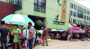 金壇市實驗幼兒園門前，家長在排隊