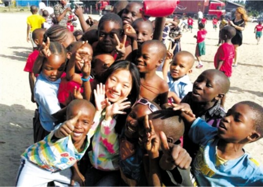 毛望星和孩子們的開心合影 毛望星和孩子們的開心合影