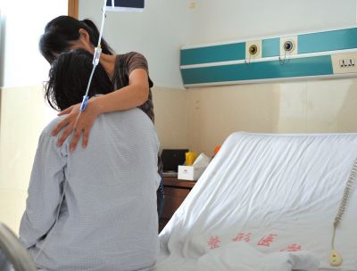 由于前天進行了面部修復(fù)手術(shù)，俞燕身體不適，父母24小時陪在她的身邊