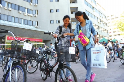 前天，兩名新生在登記后領(lǐng)取了自己的“愛心車”