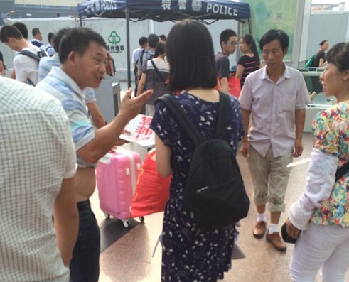 女大學(xué)生一出站，黑車(chē)的拉客仔就圍上招攬