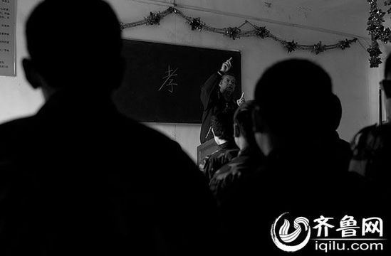 方光與其他癡迷網(wǎng)絡(luò)游戲的孩子一起，在重新認(rèn)識“孝”的含義