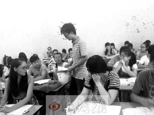 補(bǔ)習(xí)課上，馮昊怡不像老師，更像是學(xué)生們的同學(xué)。