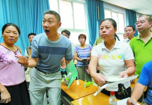 小升初“復(fù)議”現(xiàn)場(chǎng)，一些孩子被分得“遠(yuǎn)”的家長(zhǎng)討說(shuō)法