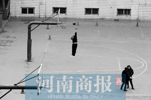 目前，鄭州市有超過30所學(xué)校對社會開放體育設(shè)施