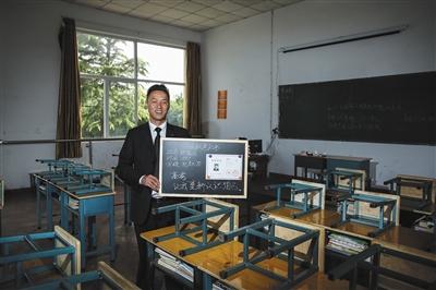 　張俊成，41歲，曾是北京大學(xué)的一名保安。1995年，通過成人高考，考上了北京大學(xué)法律系(?？?，被媒體稱為“北大保安高考第一人”，現(xiàn)為長治市一所中等職校的校長