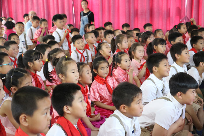 孩子們觀看歷史情境劇表演