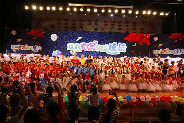 金水區(qū)民辦協(xié)會晚會合影