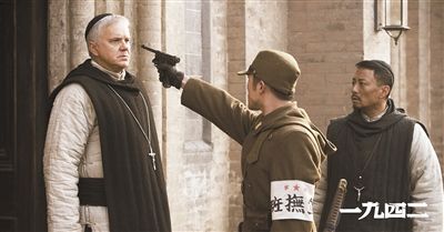 梅甘（左）、安西滿（右）與日本兵對峙的一幕。