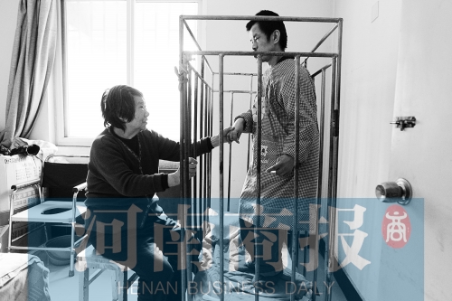 一天24小時(shí)，彭偉慶都只在鐵籠里活動(dòng) 張郁/攝