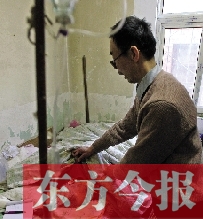 54歲的老楊把自己當(dāng)做護(hù)士，不離不棄照顧著已成“植物人”的母親