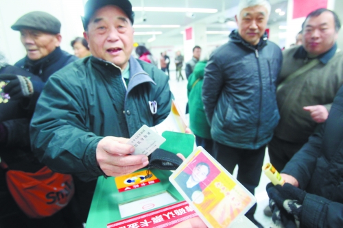 老人帶著多種證件想免費(fèi)乘車，工作人員稱沒(méi)接到通知拒絕。