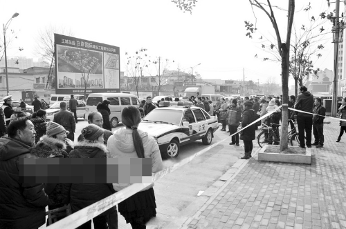 現(xiàn)場(chǎng)被拉起警戒線 網(wǎng)絡(luò)截圖 現(xiàn)場(chǎng)被拉起警戒線 網(wǎng)絡(luò)截圖