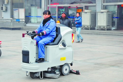 洛陽火車站新購3臺洗地機提高保潔作業(yè)效率，成為站前廣場一道風(fēng)景