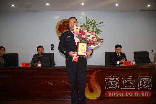 高兵雷是睢陽區(qū)檢察院一位檢察干警，在去鄭州捐獻(xiàn)造血干細(xì)胞時(shí)，他所在的單位為他組織了熱烈的歡送儀式