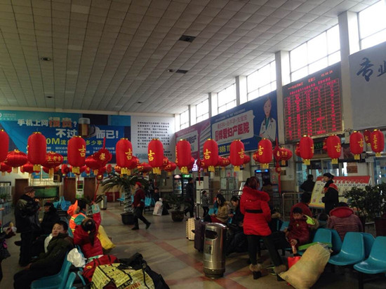 候車廳內(nèi)高掛的紅色大燈籠洋溢著濃濃的年味 候車廳內(nèi)高掛的紅色大燈籠洋溢著濃濃的年味