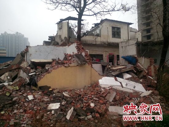 平頂山一樓房凌晨被不明身份人拆除 平頂山一樓房凌晨被不明身份人拆除