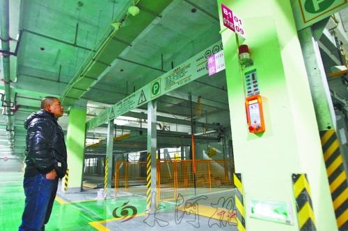 翰林世家小區(qū)的地下車庫，一層改造成兩層，可多停放50輛車。