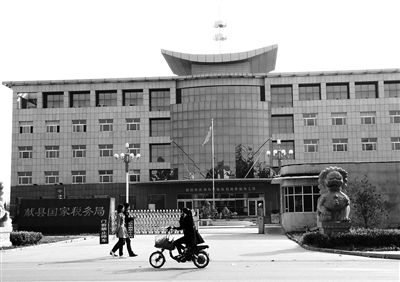 10月29日，河北滄州市獻(xiàn)縣國(guó)稅局。10月底，一些企業(yè)主被叫到國(guó)稅局談“交稅”問(wèn)題。新京報(bào)記者 孟祥超 攝