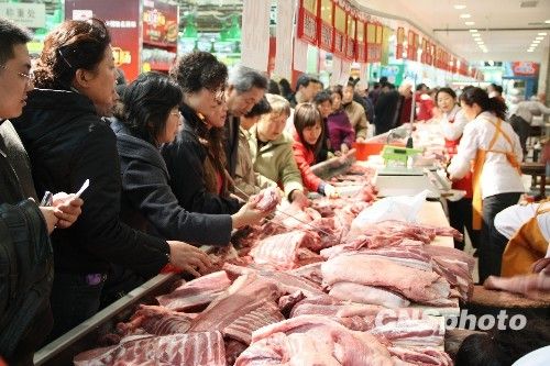 資料圖。1月份CPI等經(jīng)濟數(shù)據(jù)將于今天發(fā)布。多家機構(gòu)預(yù)計，受春節(jié)“錯位”因素及豬肉價格回落影響，1月CPI同比漲幅在1.8%左右。從各機構(gòu)發(fā)布的報告來看，從2月開始，CPI或?qū)⑦M入新一輪上行周期。